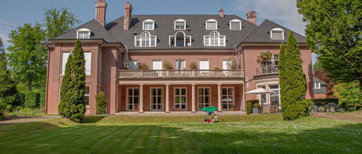 Traumwohnung mit großer Loggia im privaten Villenpark